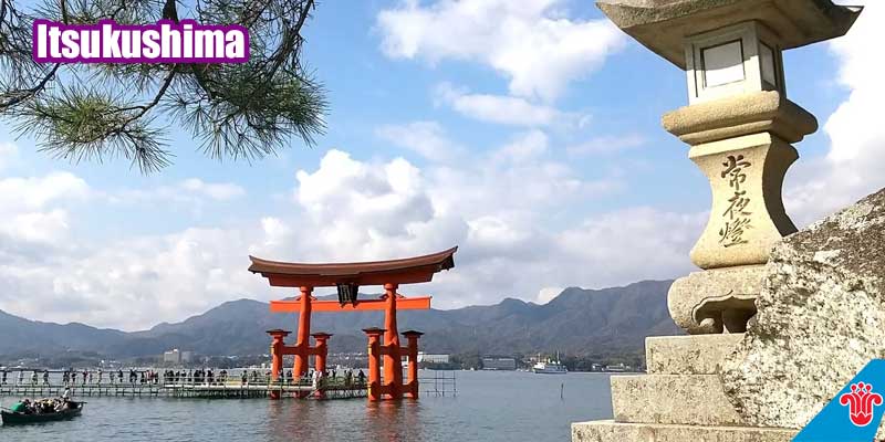 Cổng nổi ở miếu Itsukushima