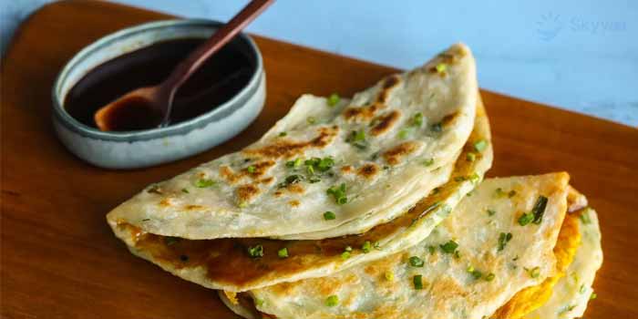 Bánh hành kẹp trứng (Cong You Bing / Scallion Pancake with Egg)